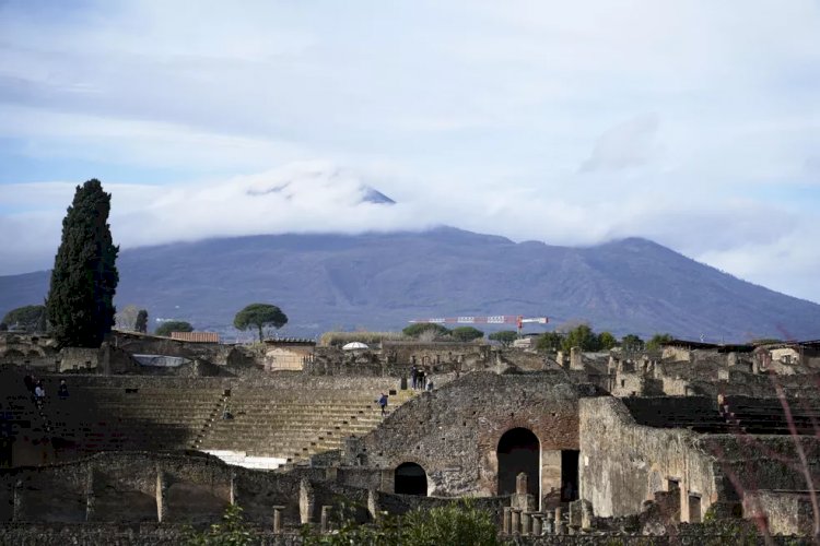 Turista americano cai dentro da cratera do Monte Vesúvio depois de tirar selfie