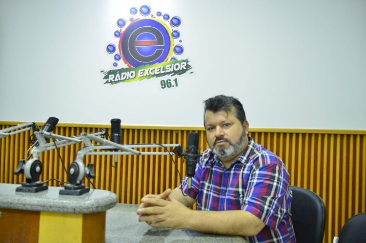 Carlos Bernardo concede entrevista em rádio de Nova Andradina