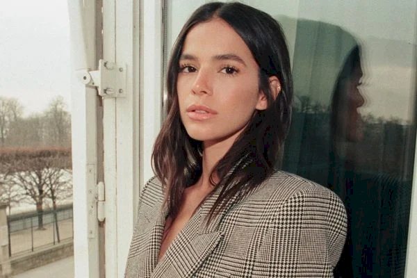 Foto: Bruna Marquezine vaza imagem dos bastidores de Besouro Azul