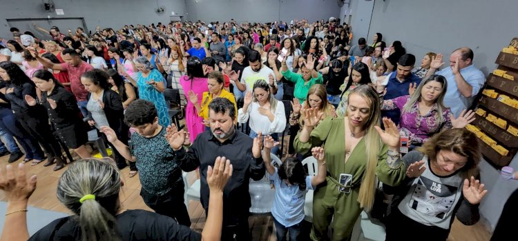 Carlos Bernardo participa de culto em Ponta Porã