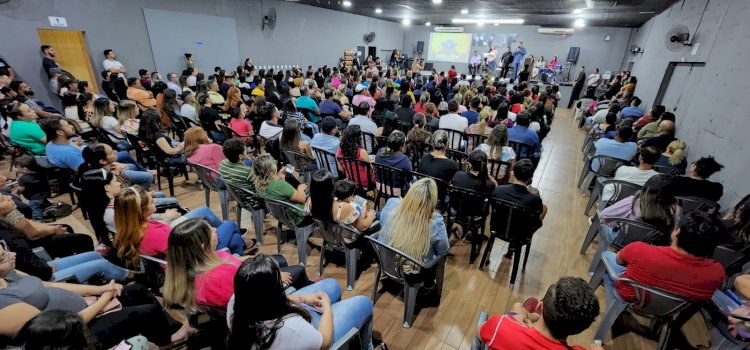 Carlos Bernardo participa de culto em Ponta Porã