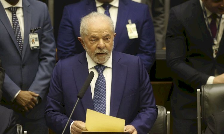 Em seu primeiro dia como presidente, Lula assina 52 decretos e 4 MPs