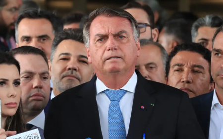 Bolsonaro e mais sete aliados: STF inicia julgamento
