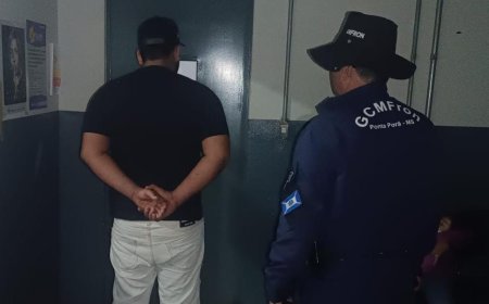 Homem é preso após agredir companheira e destruir residência por ciúmes