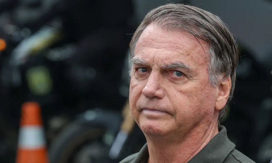Brasília: Bolsonaro passa mal e é levado para hospital
