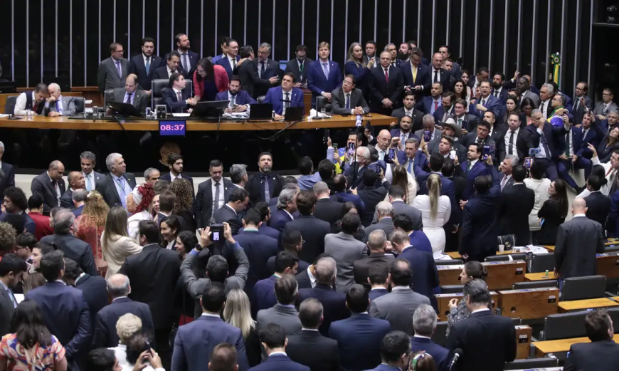 Projeto de anistia: Câmara aprova urgência
