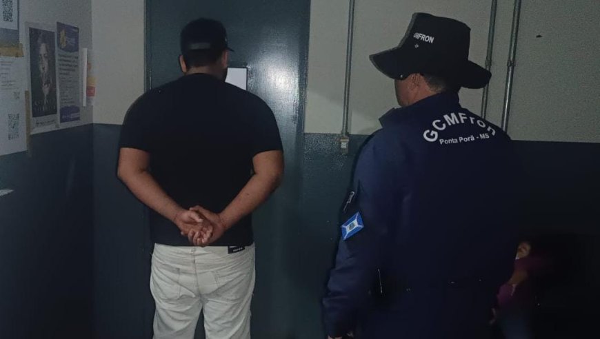 Homem é preso após agredir companheira e destruir residência por ciúmes