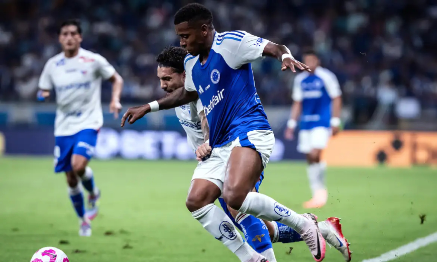 Brasileirão 2025: Cruzeiro vence e permanece na cola dos líderes