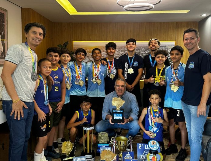 Prefeito Eduardo Campos recebeu atletas da Porãbask e destaca orgulho pelas conquistas no basquete