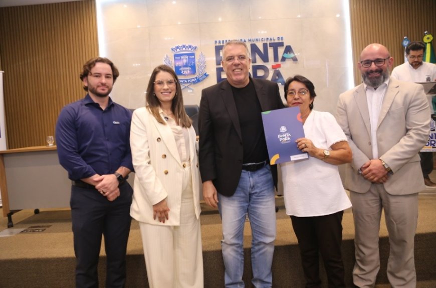 Prefeitura entrega títulos definitivos e realiza sonho de famílias após décadas de espera