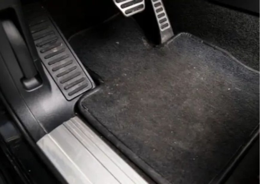 Sinais que o Seu Carro Está Pedindo Atenção: Manchas e Vazamentos no Carpete