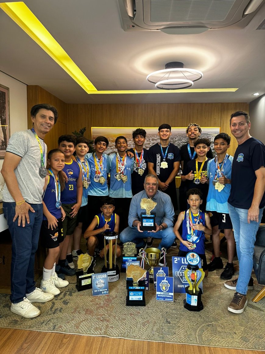Prefeito Eduardo Campos recebeu atletas da Porãbask e destaca orgulho pelas conquistas no basquete