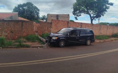 Campo Grande: Poste cai após carro perder o controle e atingir calçada no Pioneiros
