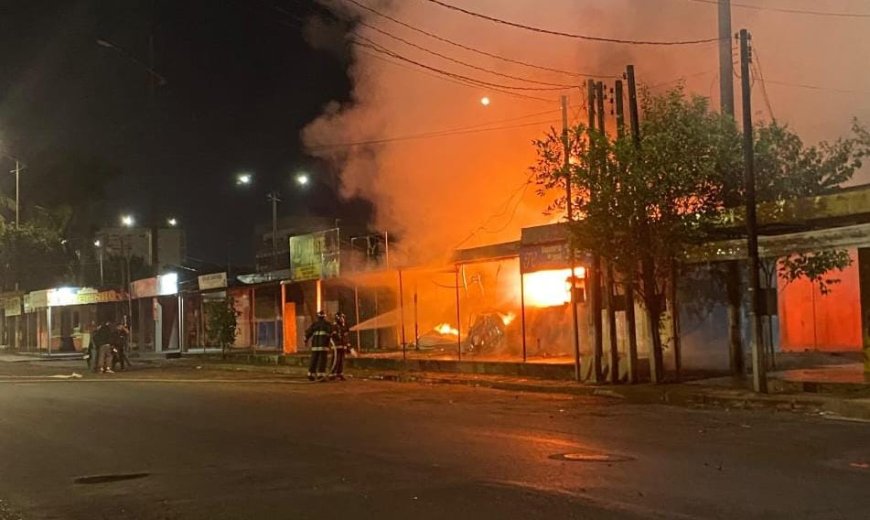 Polícia investiga causa de incêndio que destruiu lojas na Linha Internacional