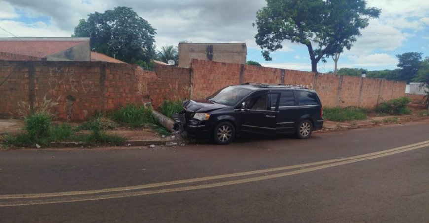 Campo Grande: Poste cai após carro perder o controle e atingir calçada no Pioneiros