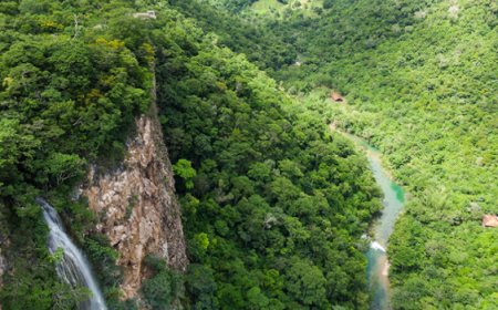 Serra da Bodoquena: Cheia repentina do Rio Limoeiro mobiliza bombeiros para resgate de turistas