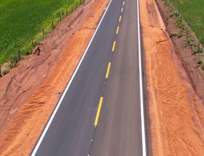 Assentamento Dorcelina Folador recebe pavimentação asfáltica