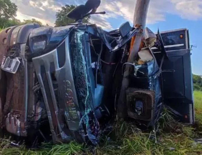 Acidente: Tombamento de caminhão na MS-040 mobiliza resgate e deixa motorista preso