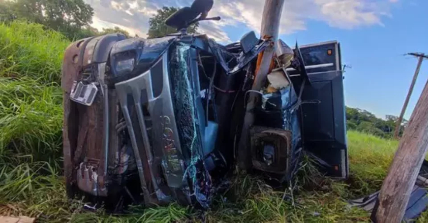 Acidente: Tombamento de caminhão na MS-040 mobiliza resgate e deixa motorista preso