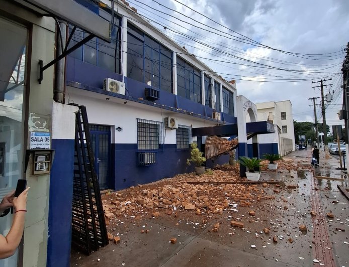 Temporal com granizo e ventos fortes causa destruição em bairros e no centro de Ponta Porã
