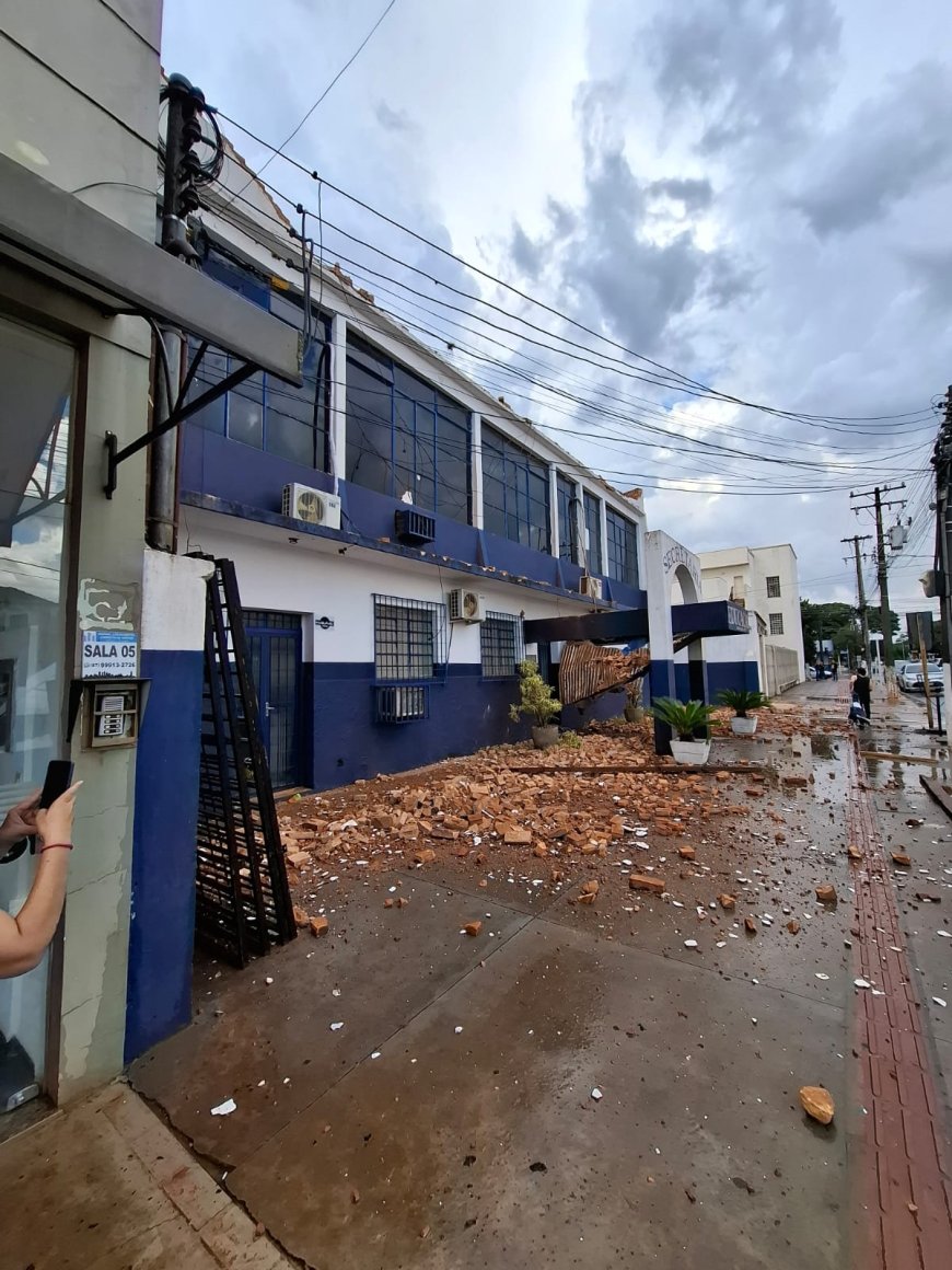 Temporal com granizo e ventos fortes causa destruição em bairros e no centro de Ponta Porã