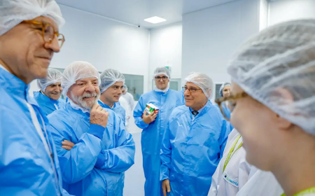 Lula visita fábrica que fornece 19 milhões de produtos ao SUS