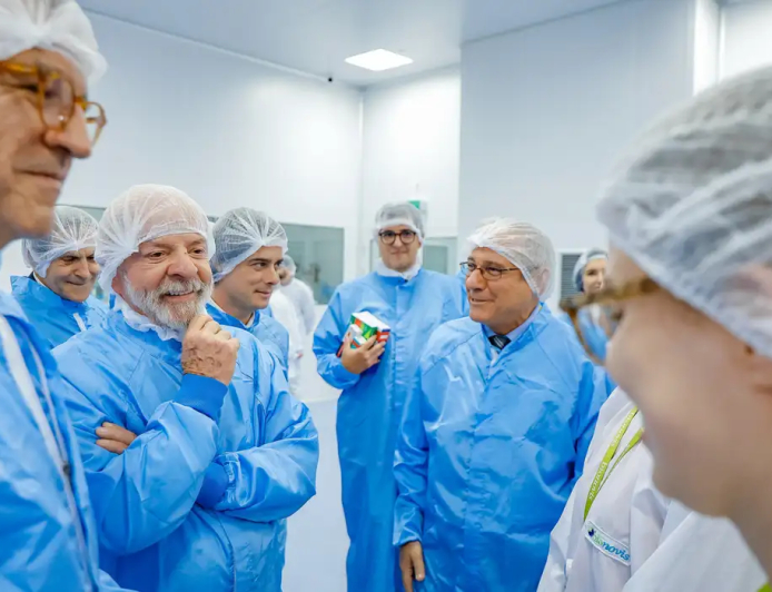 Lula visita fábrica que fornece 19 milhões de produtos ao SUS
