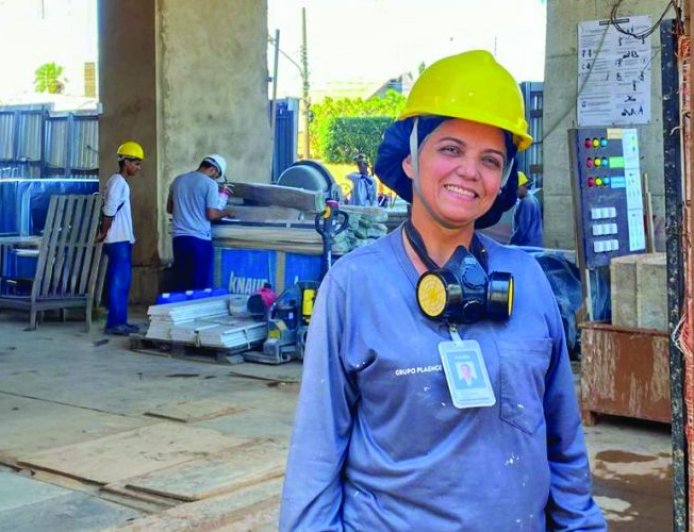 Toque feminino: mulheres ganham espaço na construção civil e impulsionam transformação no setor