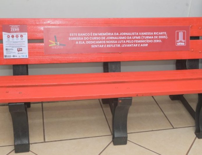 UFMS inaugura Banco Vermelho em memória da jornalista Vanessa Ricarte