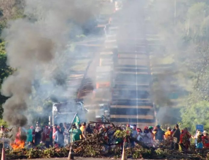 Grupo do Movimento Sem Terra bloqueia a BR-163 em Campo Grande