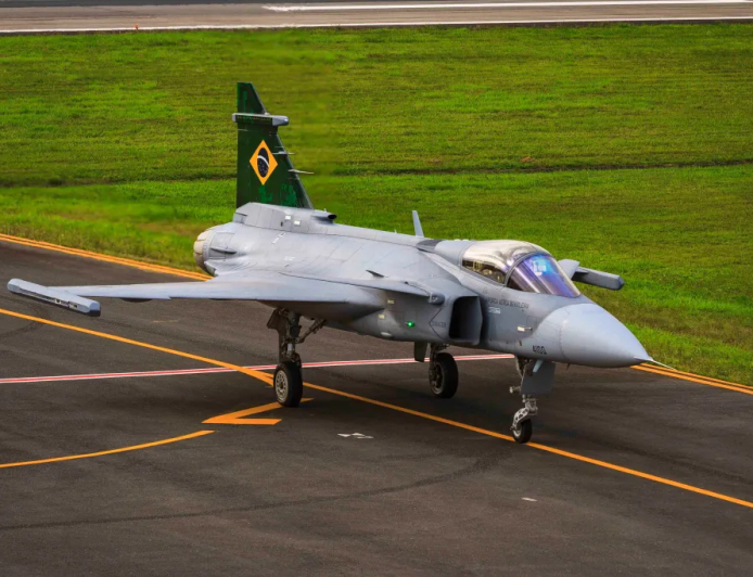 FAB: Lula batiza primeiro caça Gripen produzido no Brasil