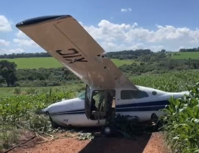 URGENTE: Avião com seis ocupantes faz pouso forçado em fazenda na fronteira de MS