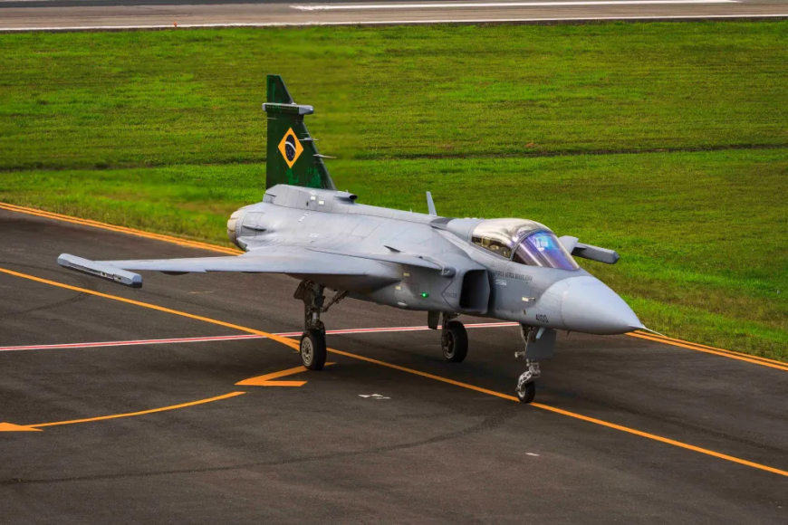 FAB: Lula batiza primeiro caça Gripen produzido no Brasil
