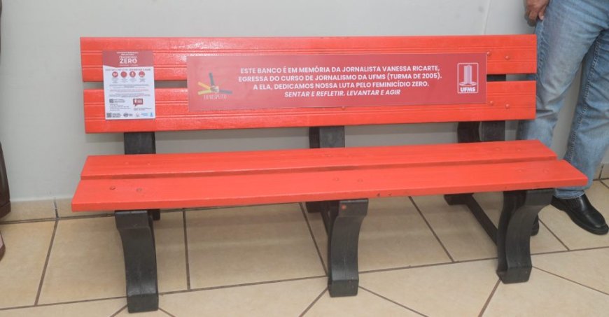 UFMS inaugura Banco Vermelho em memória da jornalista Vanessa Ricarte