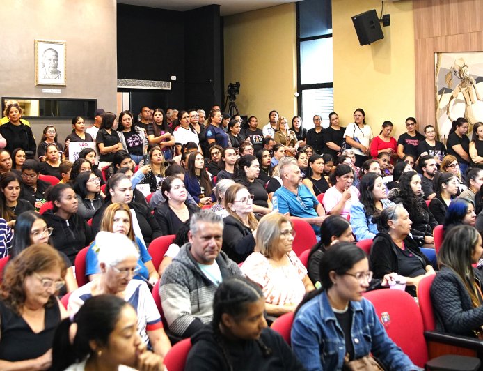 Tribuna Livre e Plenário lotado pelos servidores  públicos movimentam sessão da Câmara Municipal