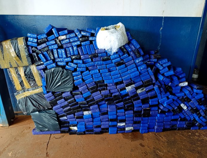 Ação: PM de Nova Itamarati apreende quase meia tonelada de maconha,  cigarros e pneus contrabandeados