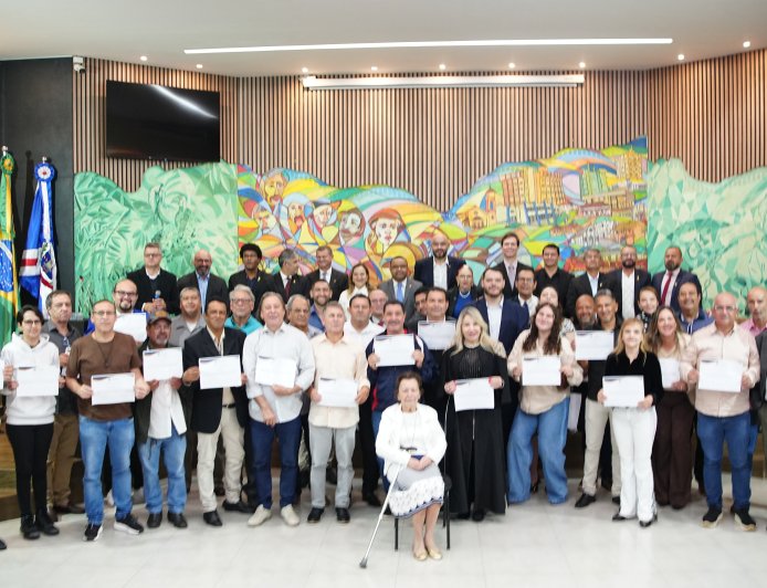 Câmara de Ponta Porã homenageia profissionais da comunicação em sessão solene