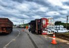 Campo Grande: Carreta carregada com botijões de gás tomba na BR-163