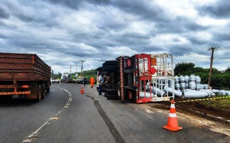 Campo Grande: Carreta carregada com botijões de gás tomba na BR-163
