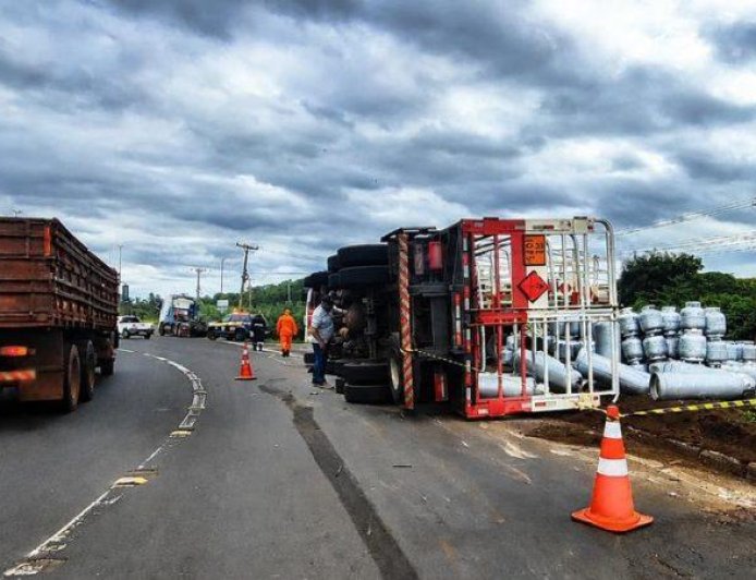 Campo Grande: Carreta carregada com botijões de gás tomba na BR-163