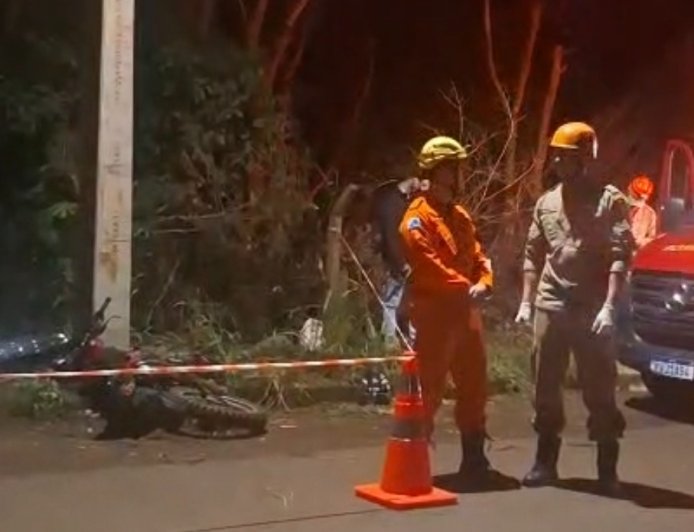 Urgente: Motociclista morre após colidir contra poste em bairro de Ponta Porã