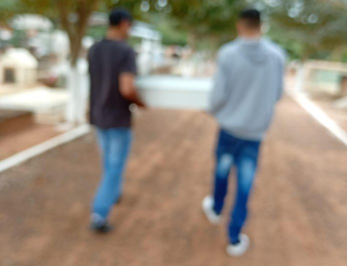 Emoção e pedidos de justiça: Sepultamento de bebê encontrado em lixeira em Ponta Porã é marcado por comoção