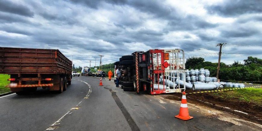 Campo Grande: Carreta carregada com botijões de gás tomba na BR-163