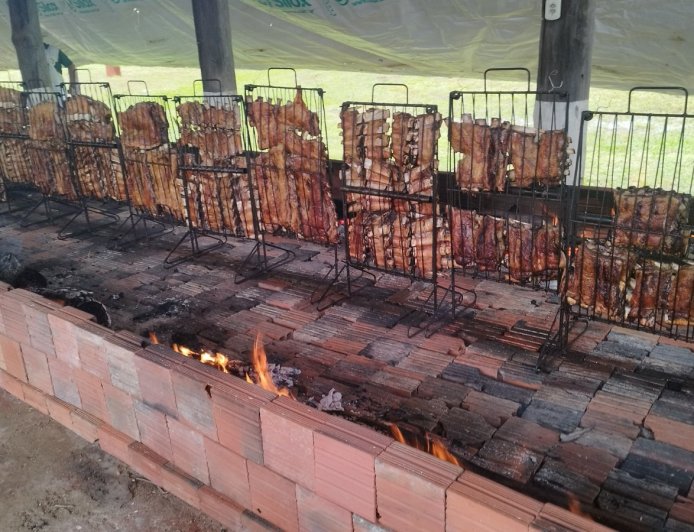 Costelão fogo de chão do CTG Querência da Saudade é atração do domingo