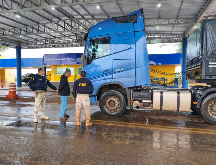 Receptação e roubo de  carga: Homem é preso pela PRF transportando carreta roubada após sequestro de caminhoneiro