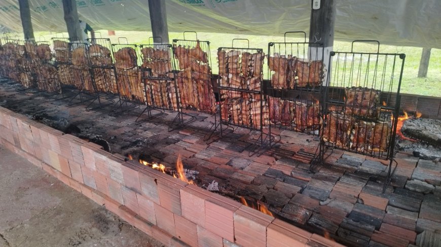 Costelão fogo de chão do CTG Querência da Saudade é atração do domingo