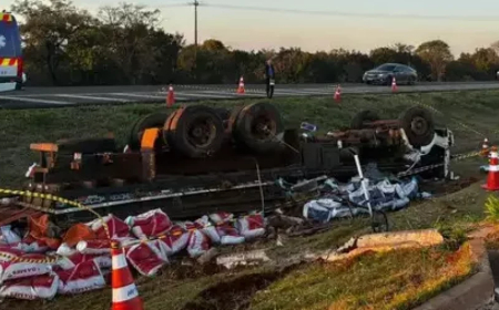 Campo Grande: Motorista de 72 anos morre após caminhão carregado com sal mineral capotar na BR-163