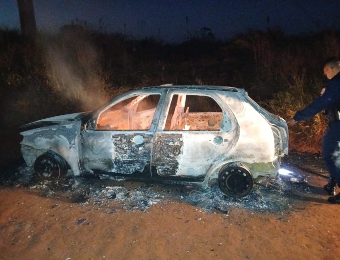 Carro queimado encontrado na fronteira pode ter sido usado em homicídio em Ponta Porã