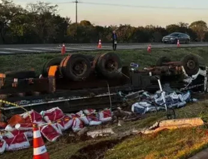 Campo Grande: Motorista de 72 anos morre após caminhão carregado com sal mineral capotar na BR-163