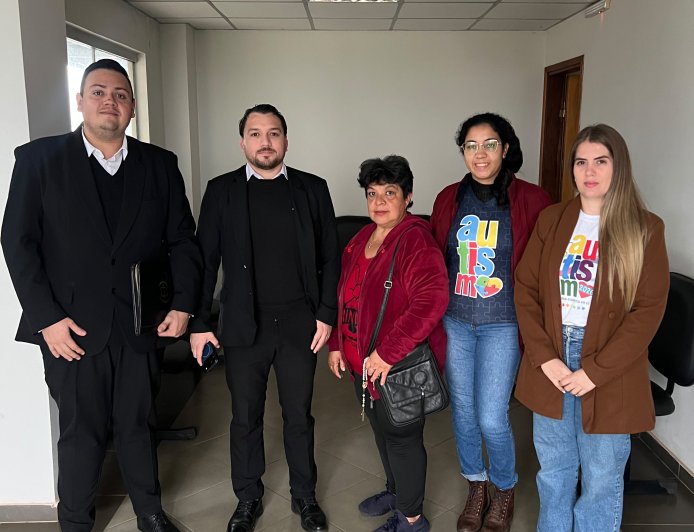 Menina com autismo agredida: Denunciam que mãe teria extorquido a família paterna por causa do auxílio da criança